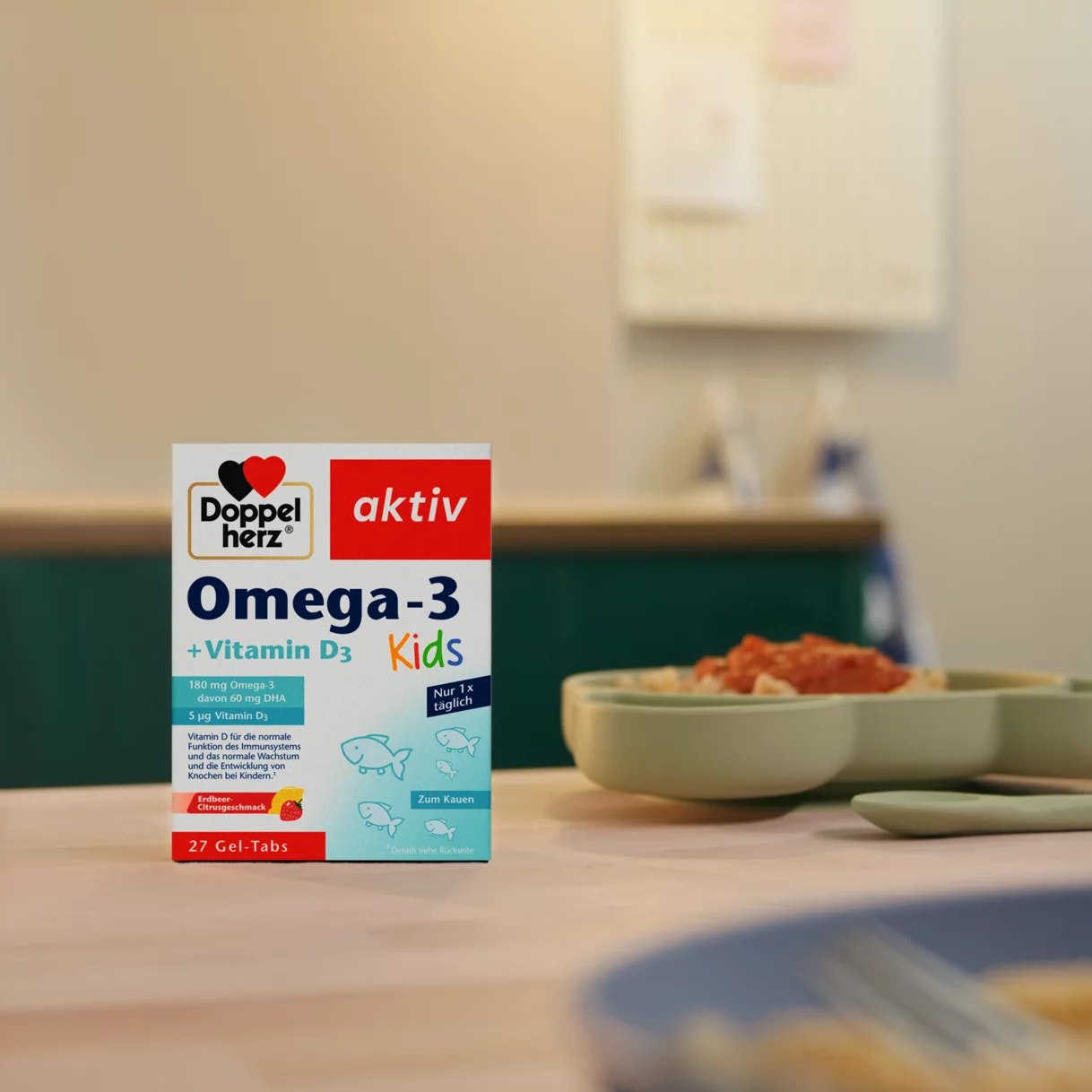 Doppelherz aktiv omega-3 + Vitamin D3 Kids Produkt auf Esstisch 